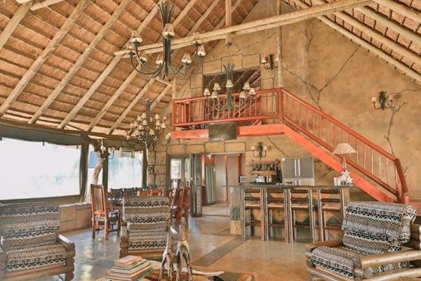 Tshukudiba Game Lodge Tom Burke Exterior photo