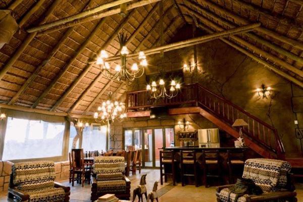 Tshukudiba Game Lodge Tom Burke Exterior photo